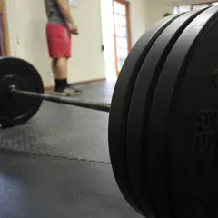 Imagen orientativa: Barra olímpica de 20 kg con discos